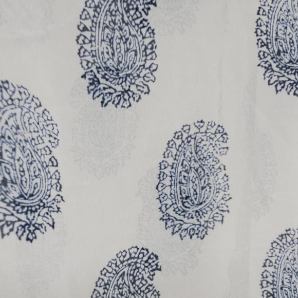 Sleeveless blouse in airy chiffon. Collar, buttons at front, and a rounded hem. - Picture 8 of 11